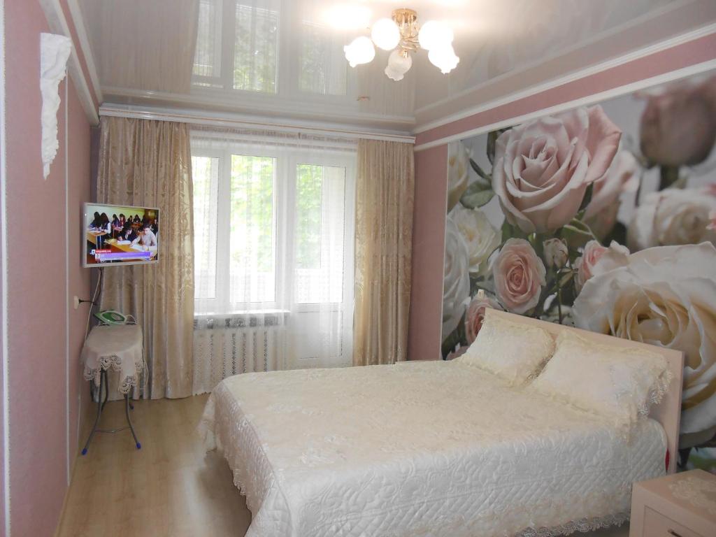 سرير أو أسرّة في غرفة في Apartment on Sorok Let Oktyabrya