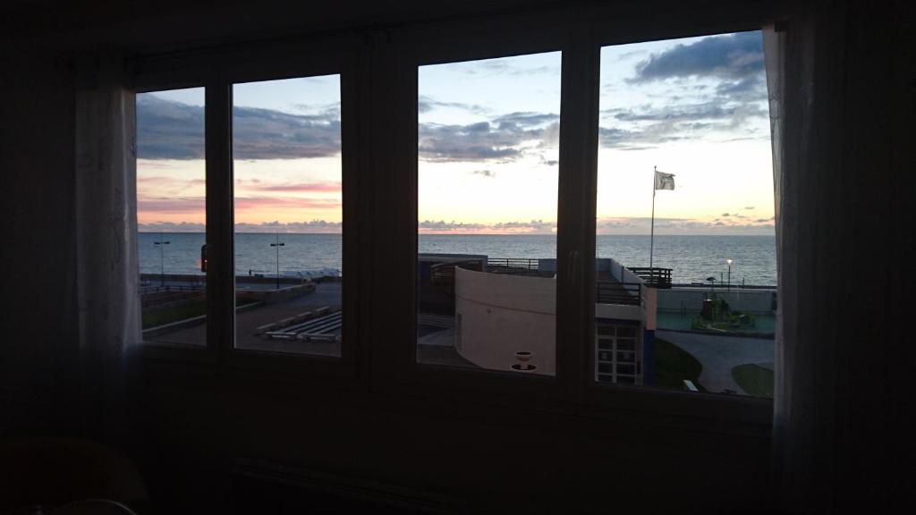 uma vista para o oceano a partir de um quarto com 3 janelas em Goéland em Le Tréport