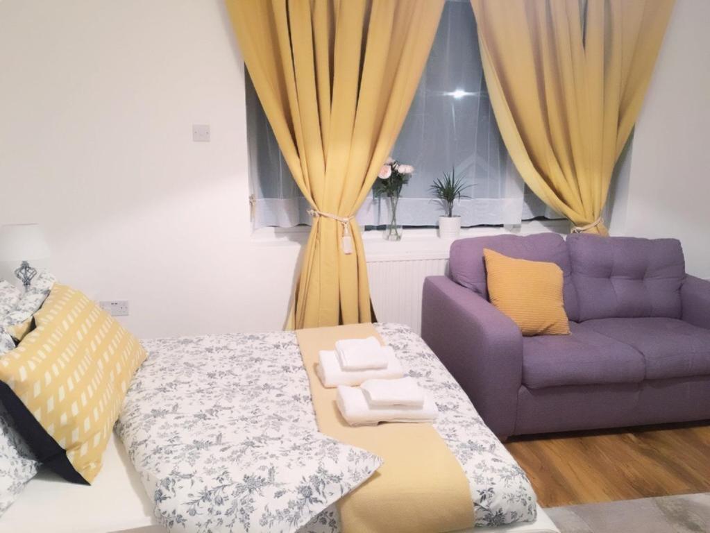 Abbey Wood Station Five Bedroom Self Contained House - Five-Bedroom House