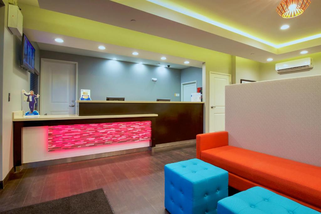 Posezení v ubytování Days Inn & Suites by Wyndham Port Arthur