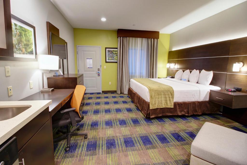 Postel nebo postele na pokoji v ubytování Days Inn & Suites by Wyndham Port Arthur