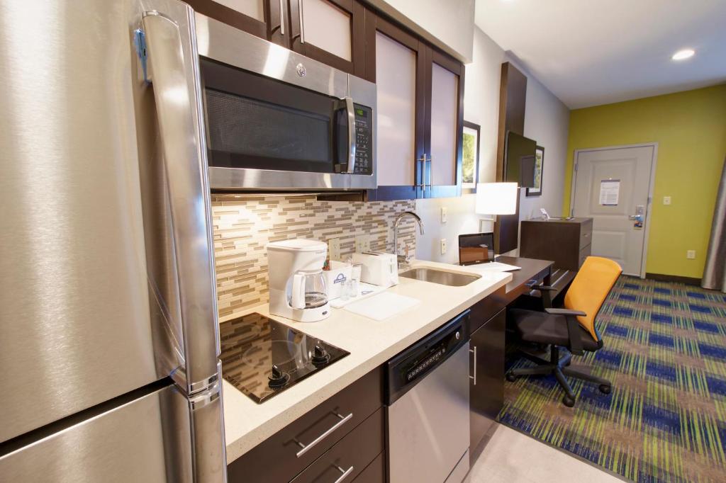 Kuchyň nebo kuchyňský kout v ubytování Days Inn & Suites by Wyndham Port Arthur