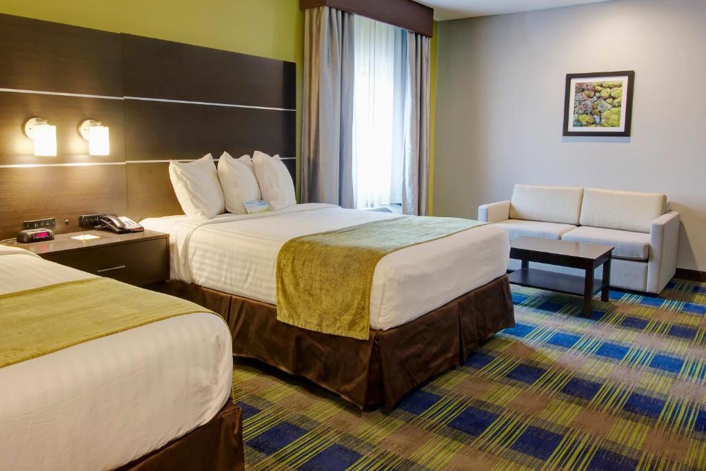 Postel nebo postele na pokoji v ubytování Days Inn & Suites by Wyndham Port Arthur