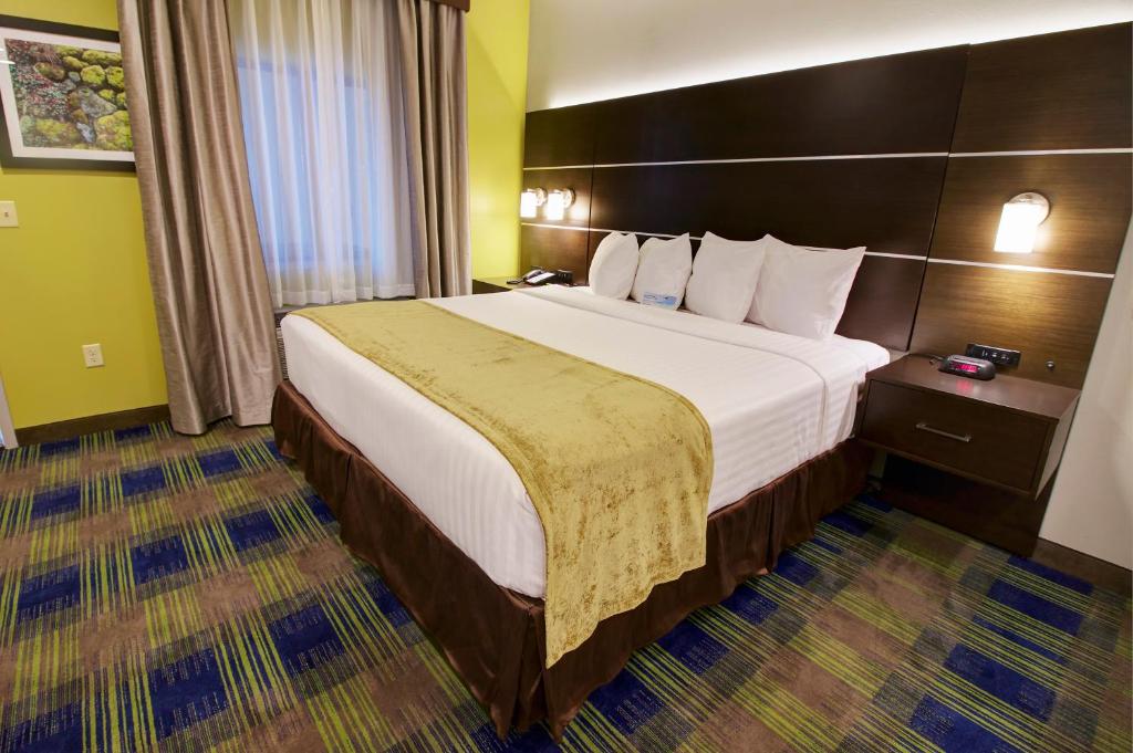 Postel nebo postele na pokoji v ubytování Days Inn & Suites by Wyndham Port Arthur