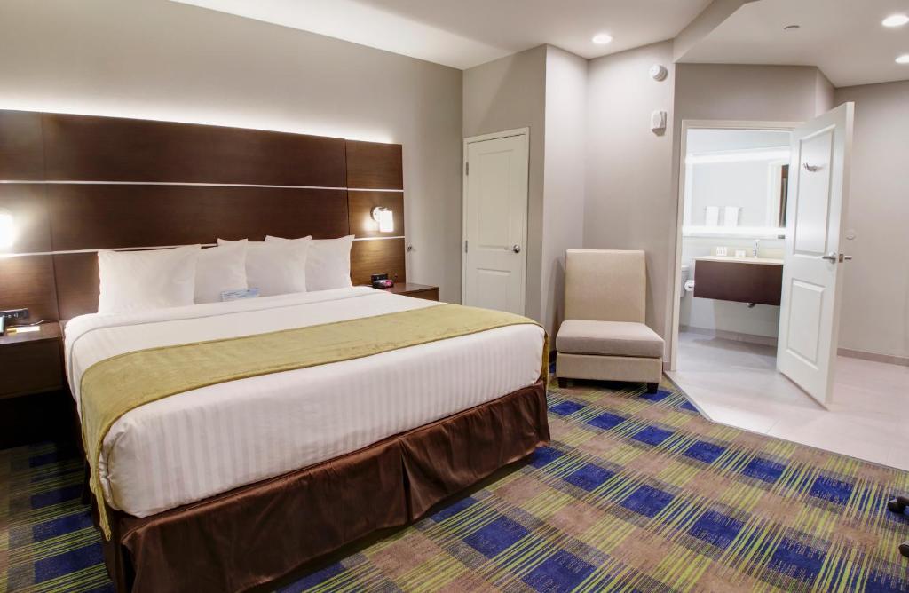 Postel nebo postele na pokoji v ubytování Days Inn & Suites by Wyndham Port Arthur
