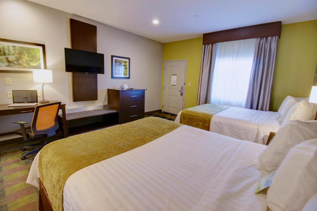 Postel nebo postele na pokoji v ubytování Days Inn & Suites by Wyndham Port Arthur