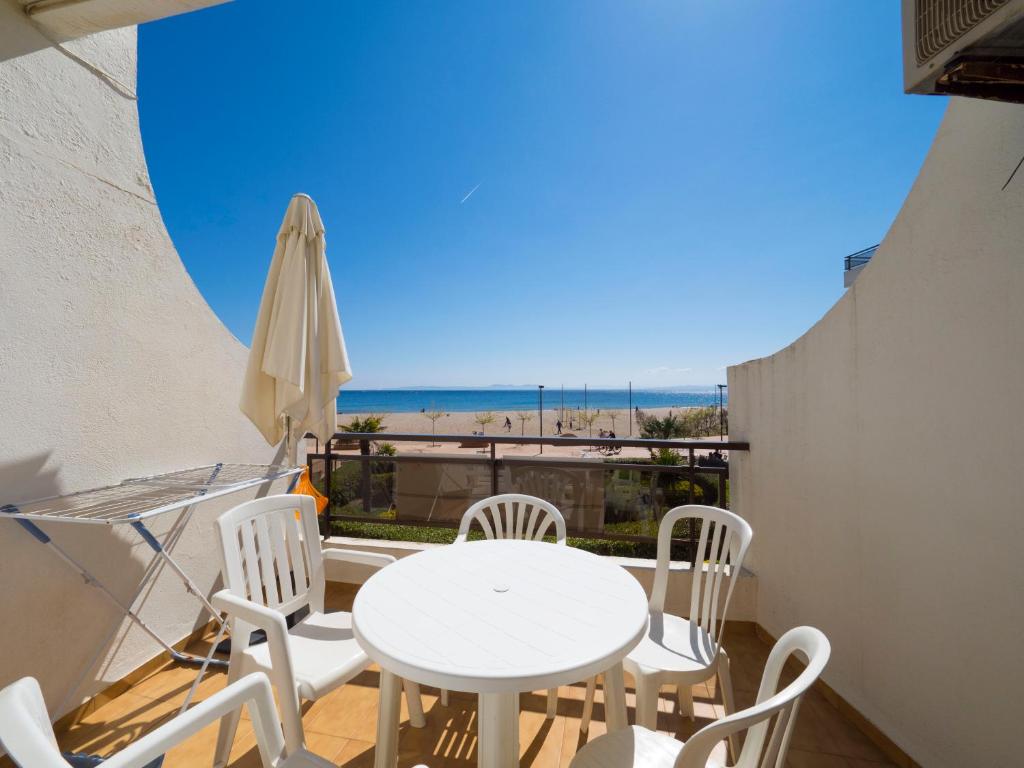 ロザスにあるInmoSantos Oasis D4のビーチを望むバルコニー(テーブル、椅子付)