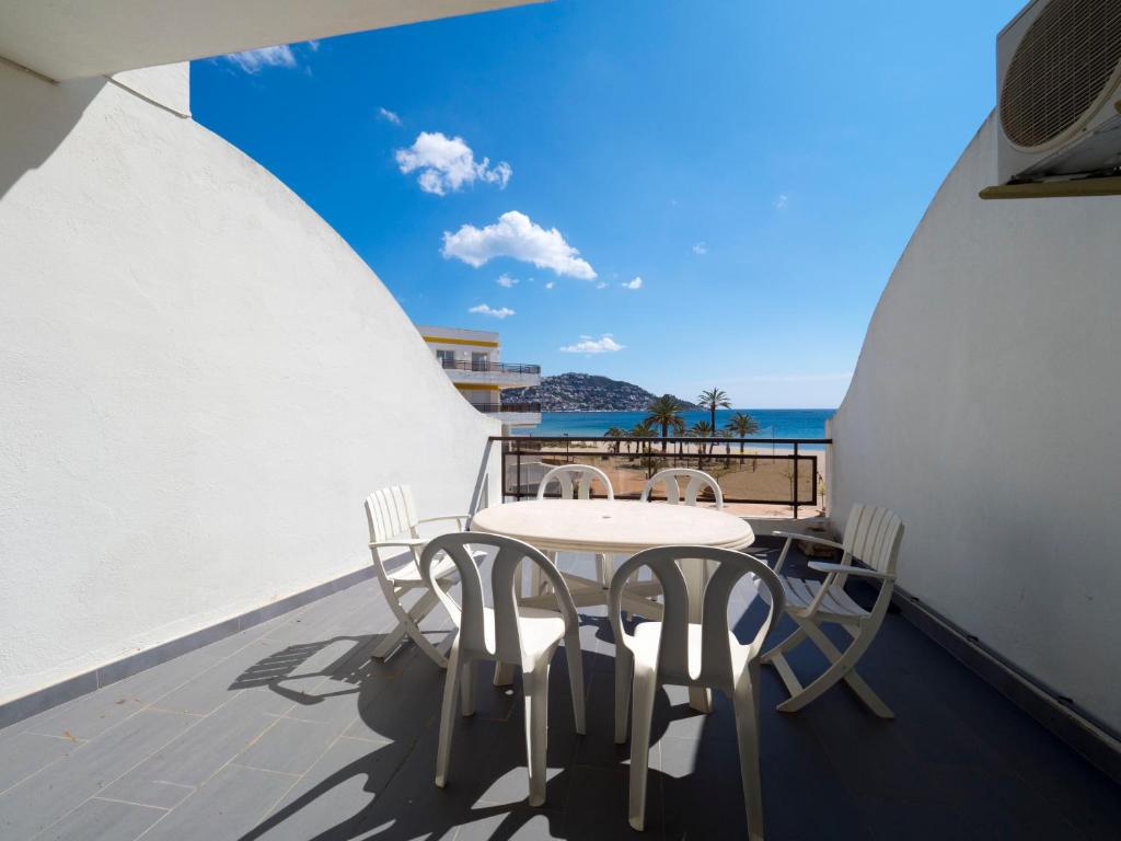 balcón con mesa, sillas y vistas al océano en InmoSantos Oasis B8, en Roses