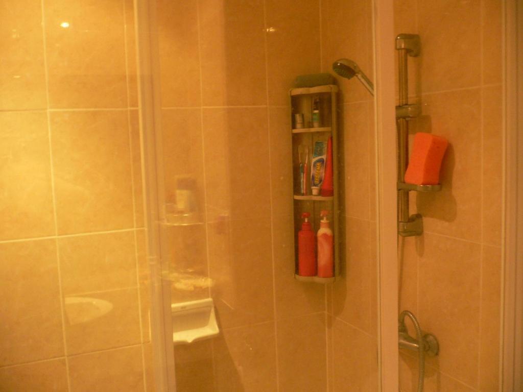 y baño con ducha con cabina de ducha de cristal. en View Talay resort 5c 116 minimum stay 29 nights, en Pattaya South