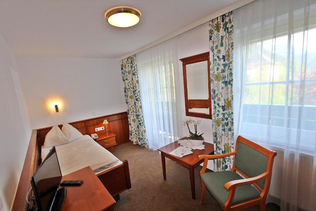 Postel nebo postele na pokoji v ubytování Landhotel Post Ebensee am Traunsee ***S