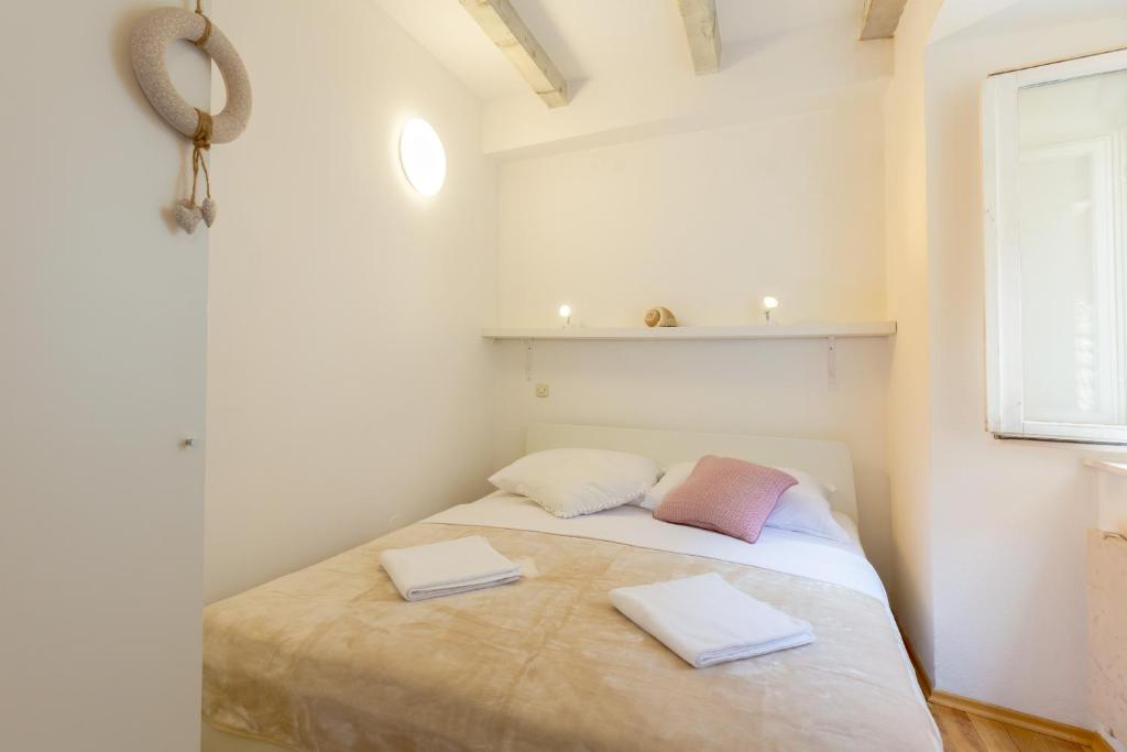 Postel nebo postele na pokoji v ubytování Apartment Hedera A11