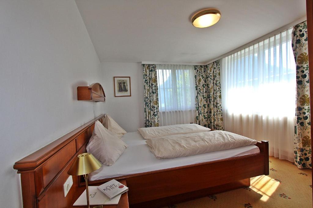 Postel nebo postele na pokoji v ubytování Landhotel Post Ebensee am Traunsee ***S