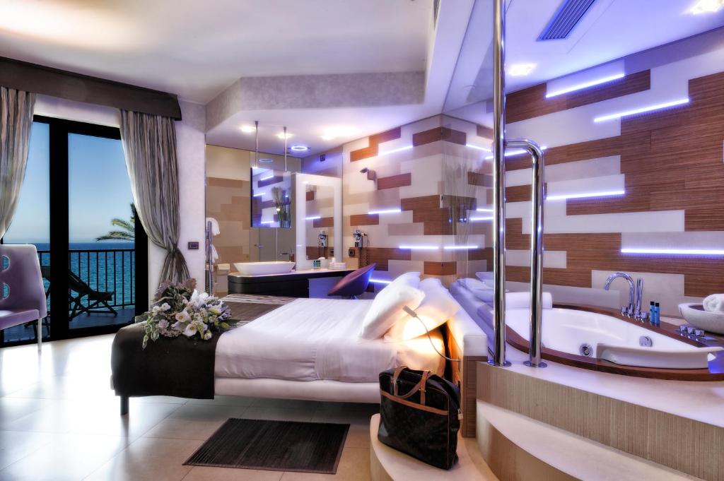 Llit o llits en una habitació de Mare Hotel