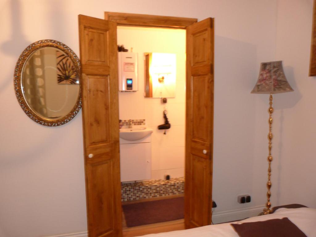 Royal Guest House - Double Room With Private Bathroom