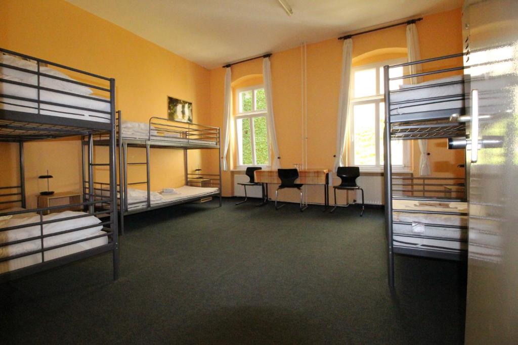 Postel nebo postele na pokoji v ubytování Happy Go Lucky Hotel + Hostel