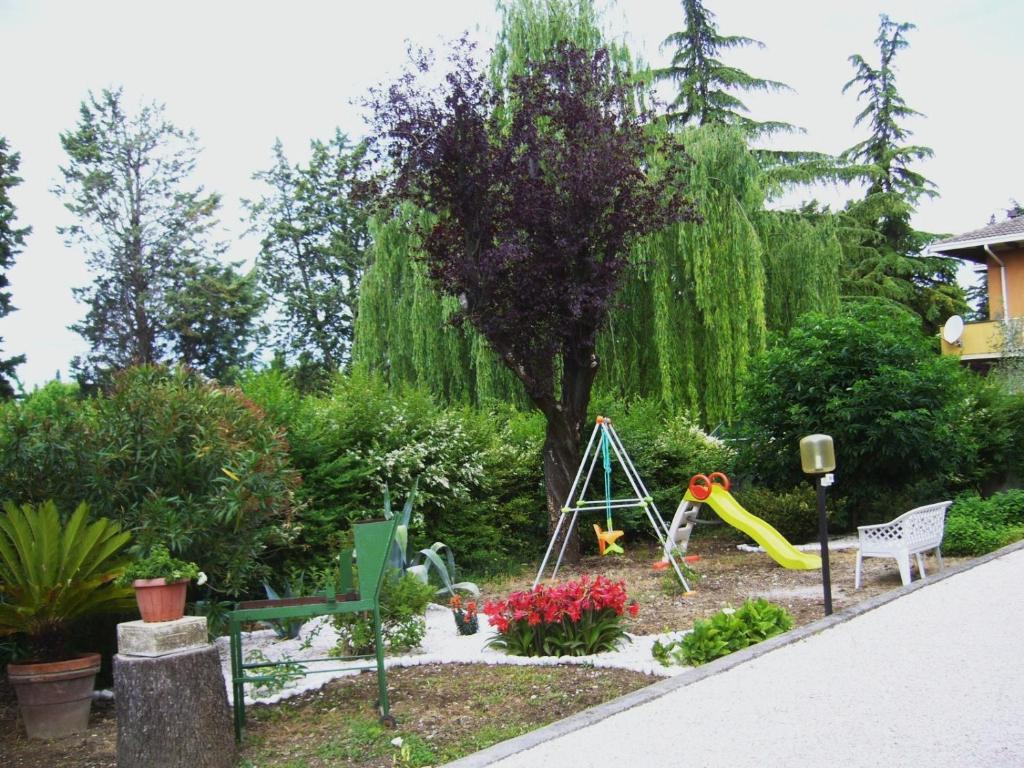 スペッロにあるCasa Bertiの遊び場と滑り台付きの庭園