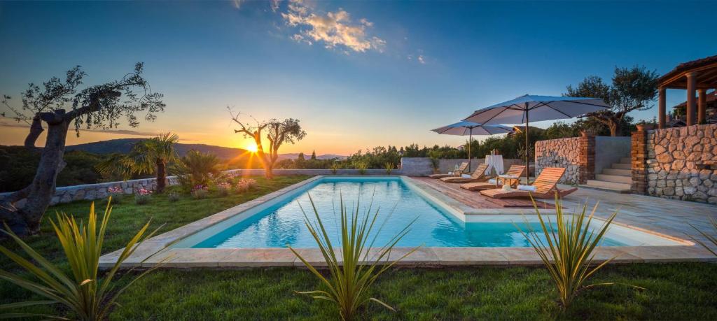 希貝尼克的住宿－Villa Sebenico，庭院内的游泳池配有椅子和遮阳伞