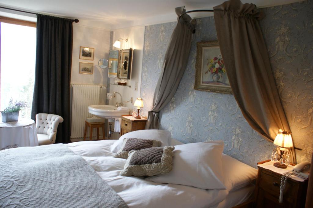 Postel nebo postele na pokoji v ubytování Hôtel Bella Tola & SPA