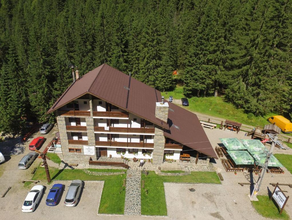 une vue aérienne sur un bâtiment avec toit dans l'établissement Cabana Conacul Ursului, à Cumpăna