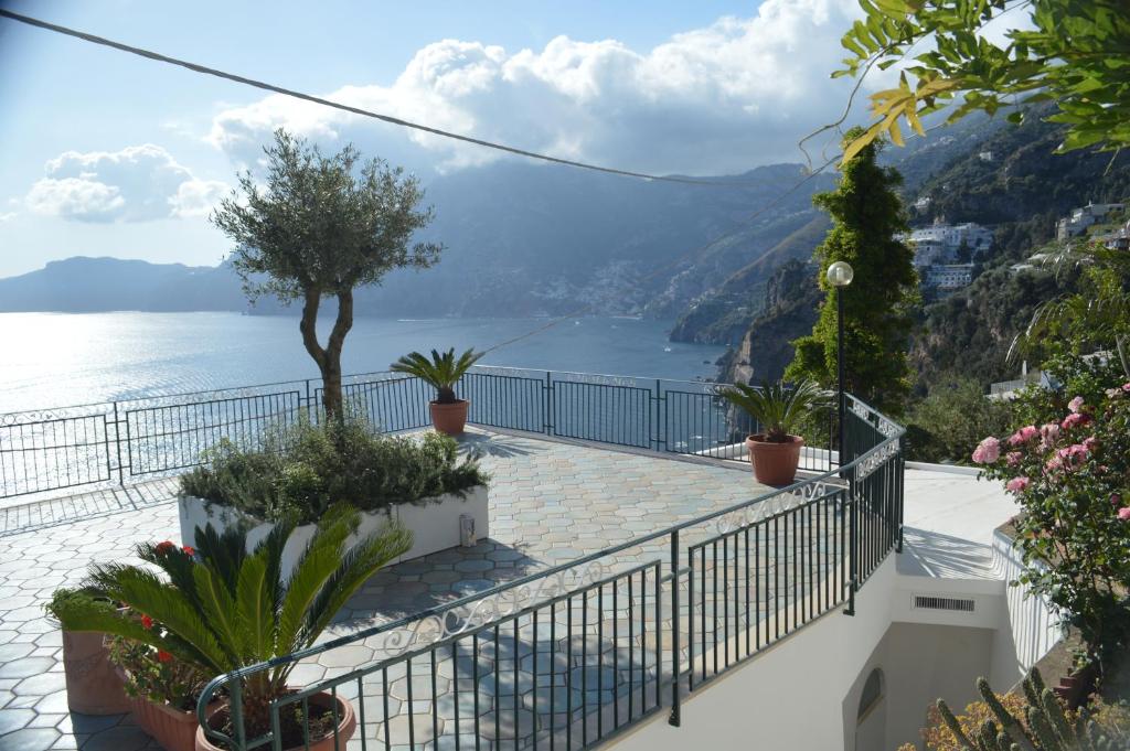 einen Balkon mit Blick auf die Amalfiküste in der Unterkunft Casa Stella Marina in Praiano