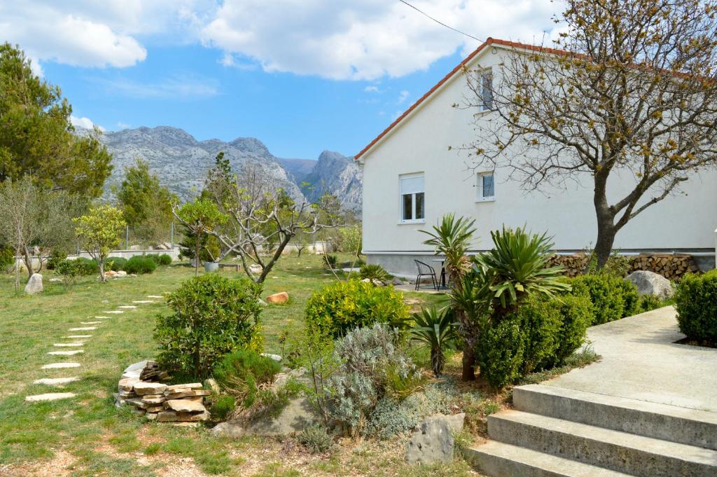 una casa con jardín y escaleras que conducen a ella en Apartments Zara, en Seline