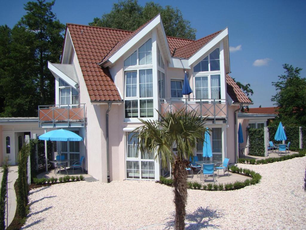 una casa grande con una palmera delante de ella en Bella Casa en Langenargen