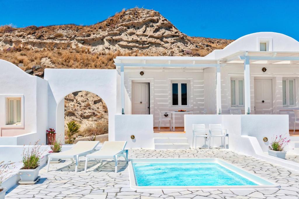 La alberca dentro o cerca de Katharos Pool Villas