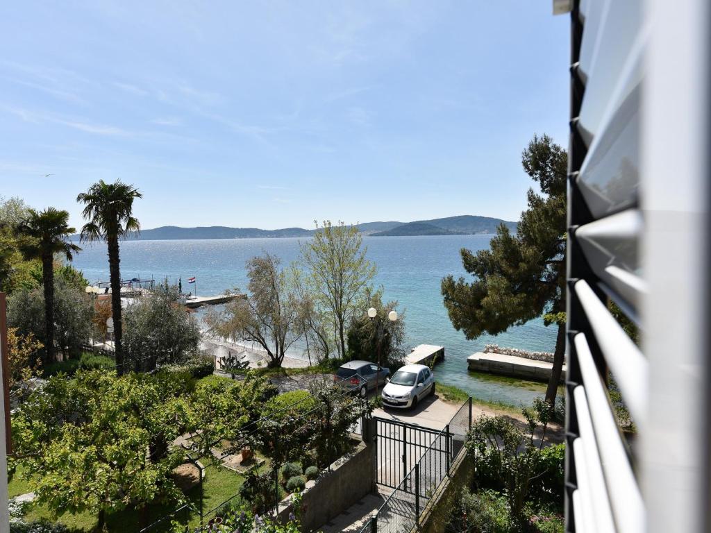 uma vista para o oceano a partir de uma casa em Portos Apartment em Zadar