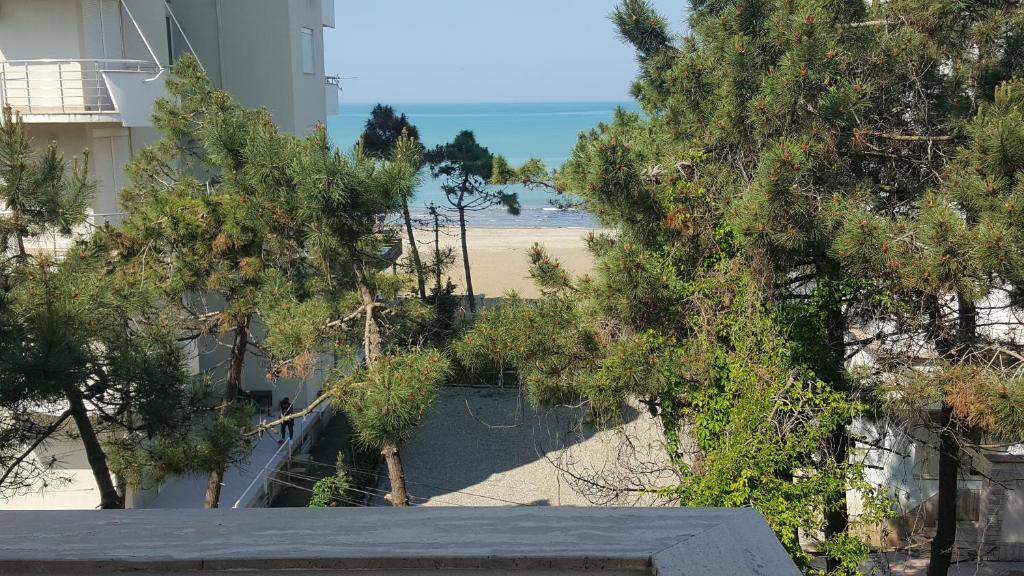 vista su una spiaggia alberata e su un edificio di Villa Arberia a Durrës