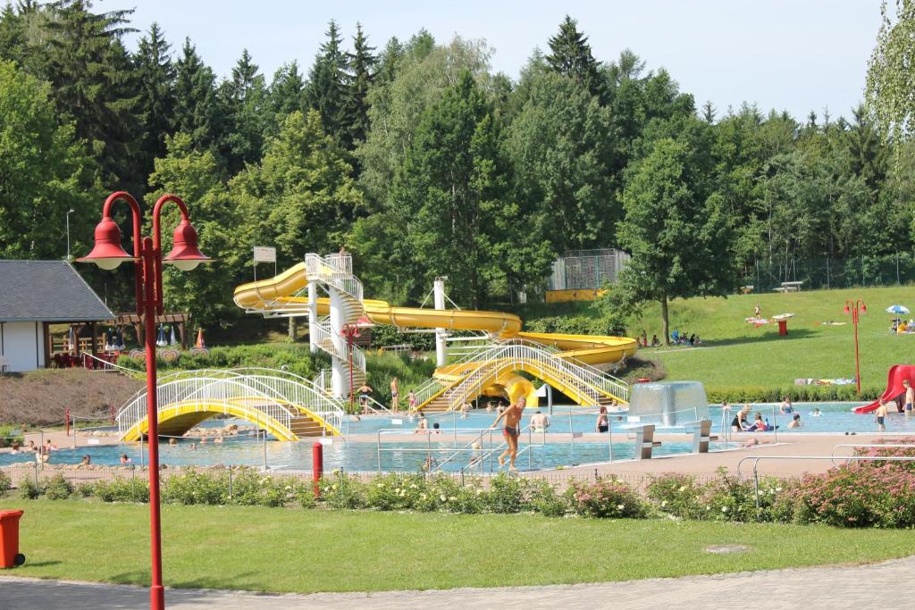 Bazén v ubytování Hotel BB Bahnhof Bertsdorf nebo v jeho okolí
