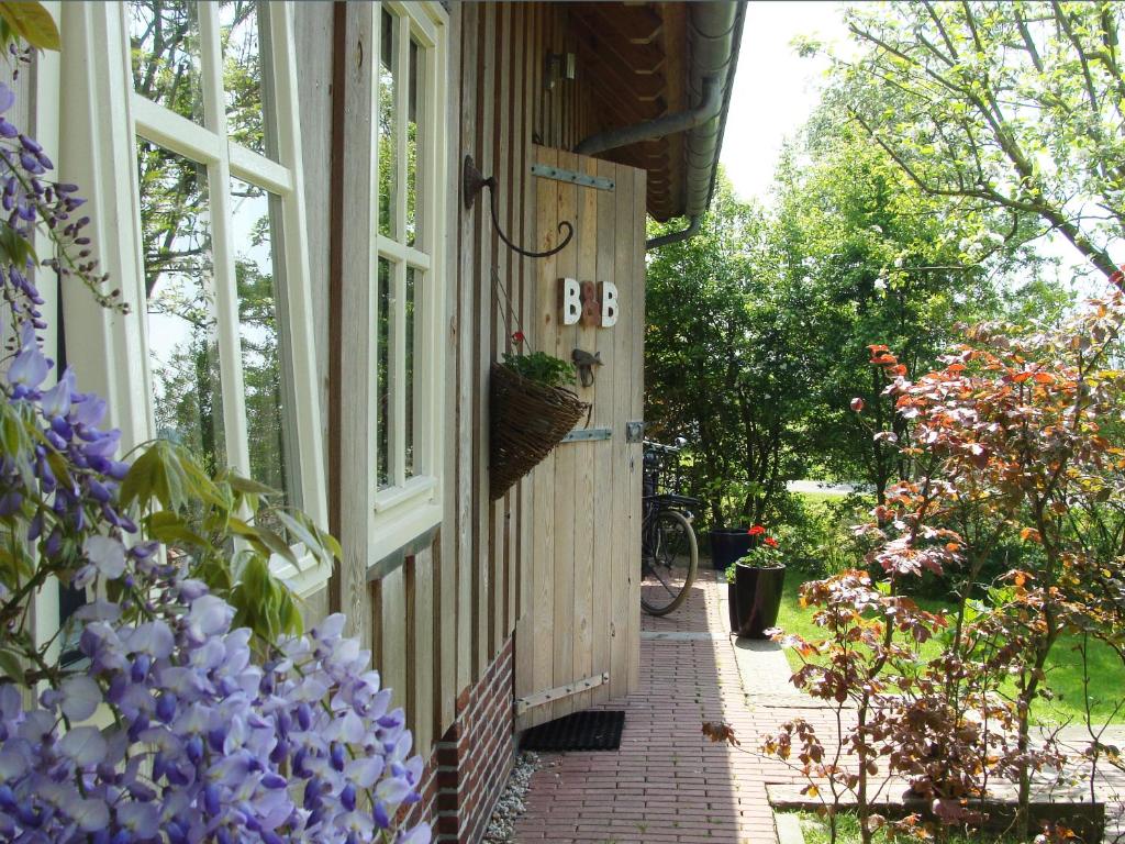 ReitsumにあるB&B De Pastorie bij Dokkumの花窓付きの家の扉