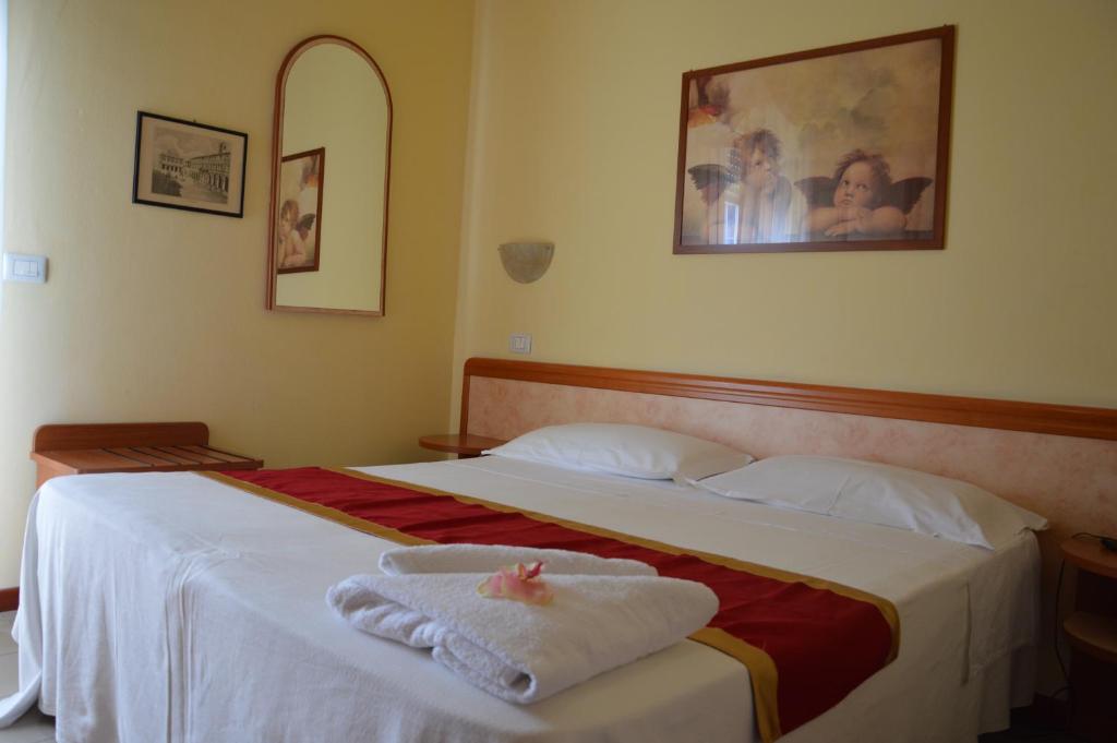 Postel nebo postele na pokoji v ubytování Hotel Carolin