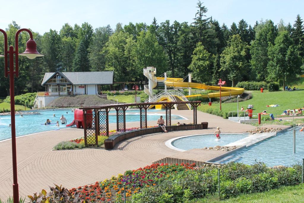 Bazén v ubytování Hotel BB Bahnhof Bertsdorf nebo v jeho okolí