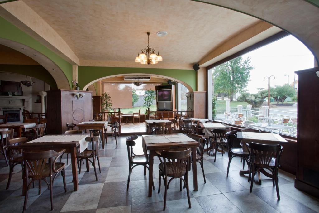 Reštaurácia alebo iné gastronomické zariadenie v ubytovaní Hotel Os Olivos
