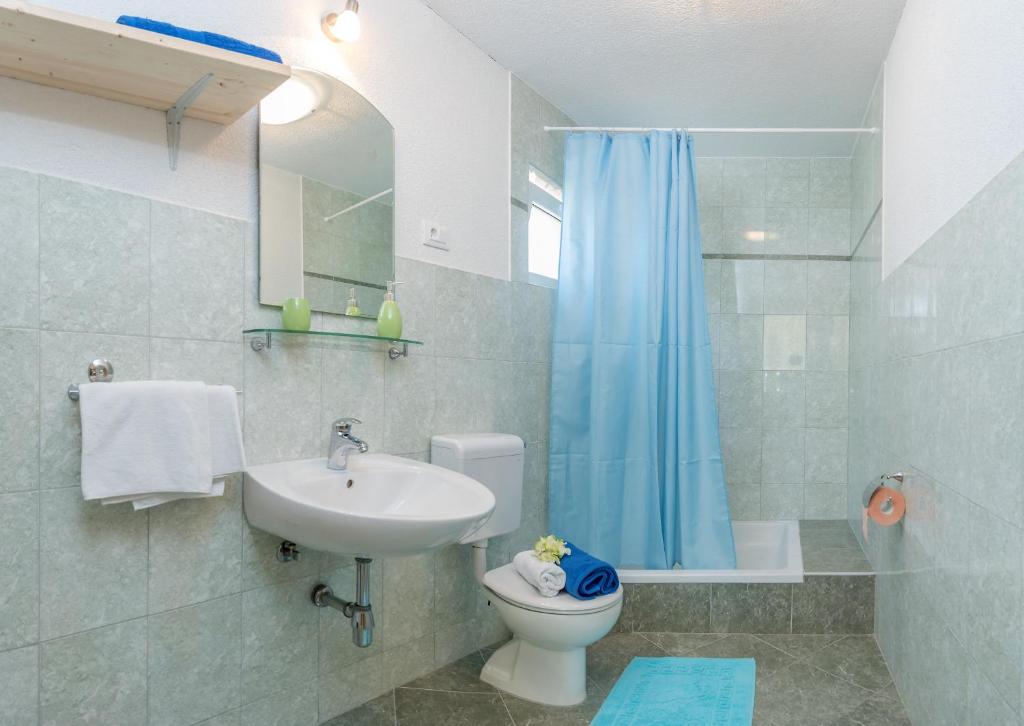 Kúpeľňa v ubytovaní Beach Resort Apartments Bucina