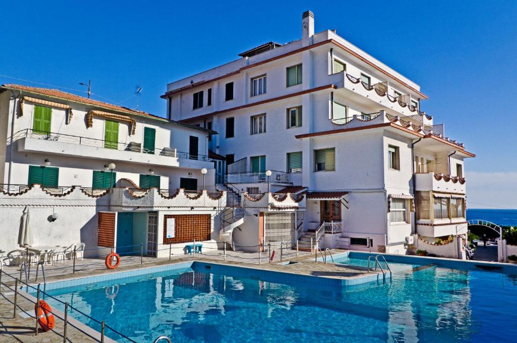 un hotel con piscina frente a un edificio en Hotel Ariston Montecarlo, en San Remo