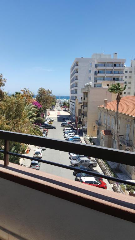 vista su una strada della città con auto parcheggiate di Alex SeaView Apartment 32 a Larnaka