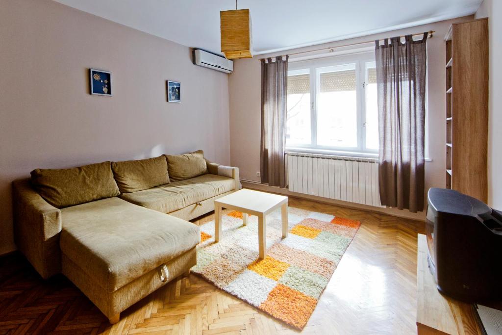 sala de estar con sofá y mesa en Apartment Grga en Zagreb