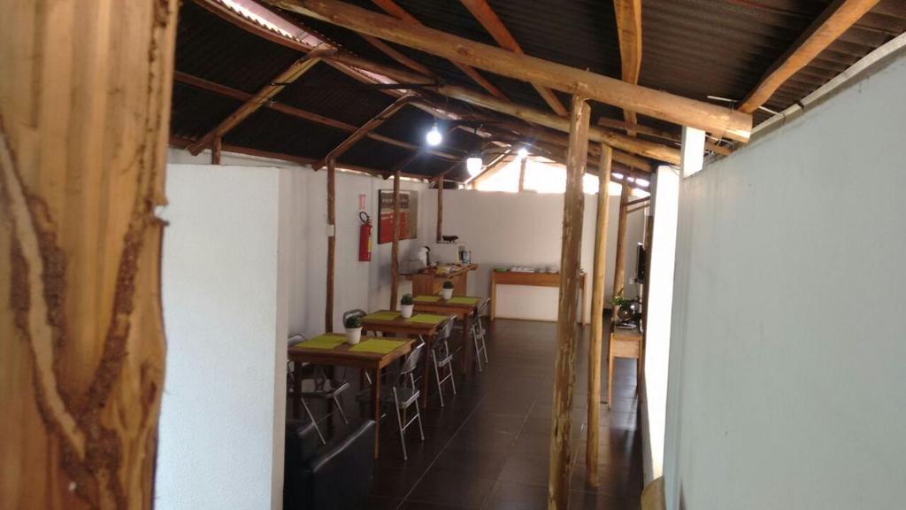 un restaurante con mesas y sillas en una habitación en Hotel Aldeia Cerrado, en Goiânia