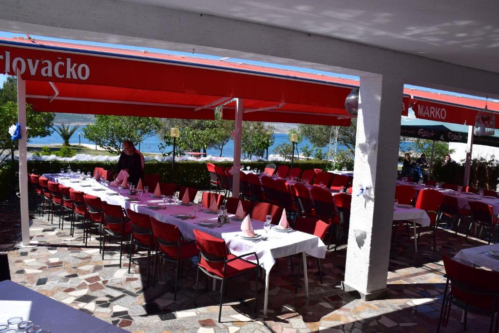 Reštaurácia alebo iné gastronomické zariadenie v ubytovaní Guest House Marko