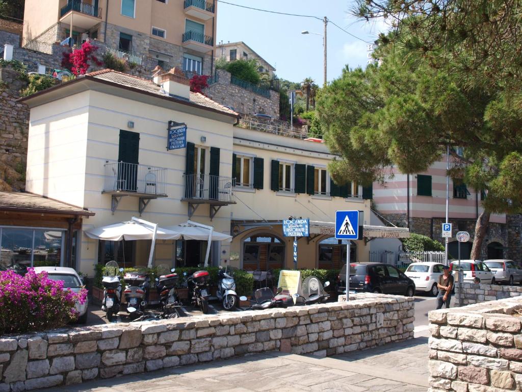 un grupo de motocicletas estacionadas frente a un edificio en Locanda La Lucciola, en Portovenere