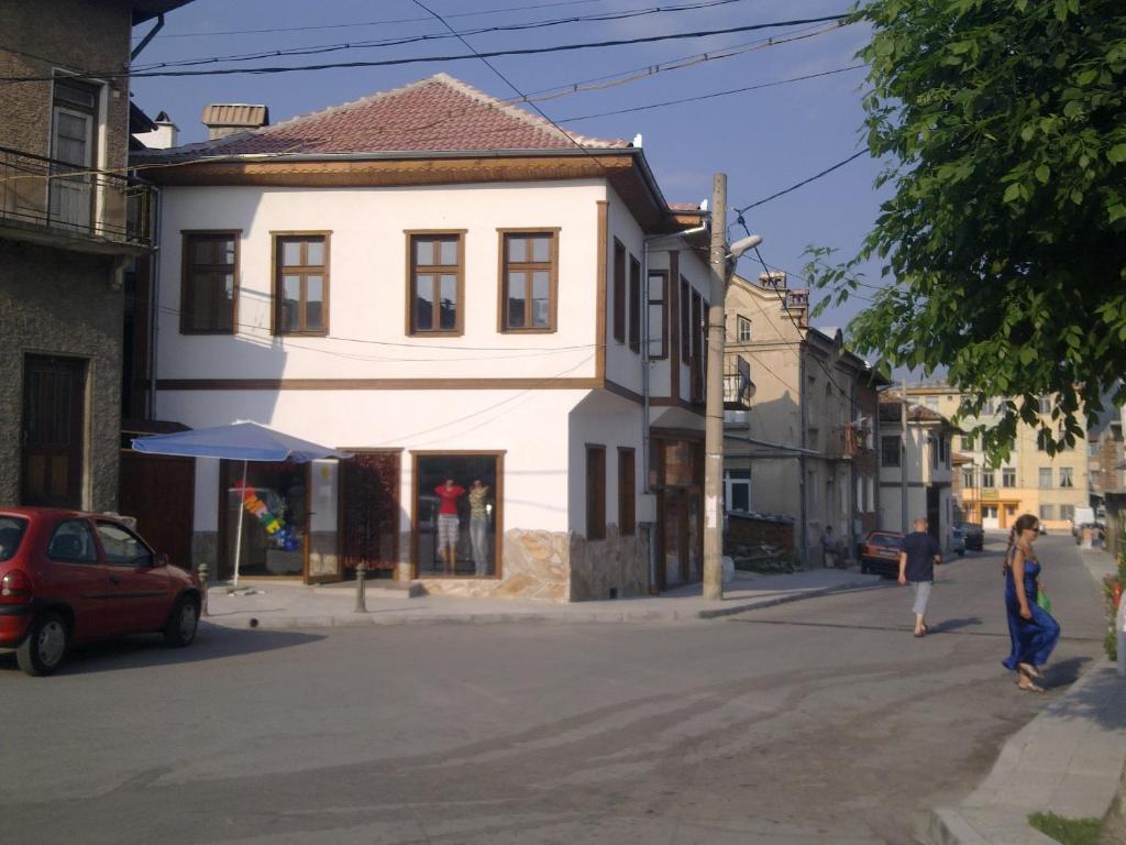 un edificio blanco al lado de una calle en Guest House - Batak en Batak