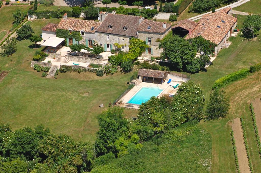 una vista aérea de una gran finca con piscina en Chambres d'Hôtes La Bastide des Trémières, en Saint-Antoine-de-Breuilh