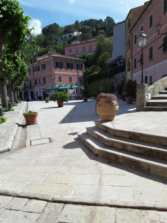 una calle con algunas escaleras y algunos edificios en Appartamento Poggio Romantico en Marciana