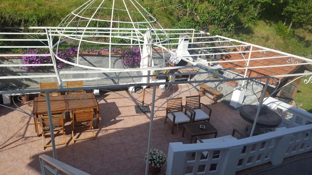 z widokiem na patio ze stołami i krzesłami w obiekcie Villa Maria w mieście Mignanego