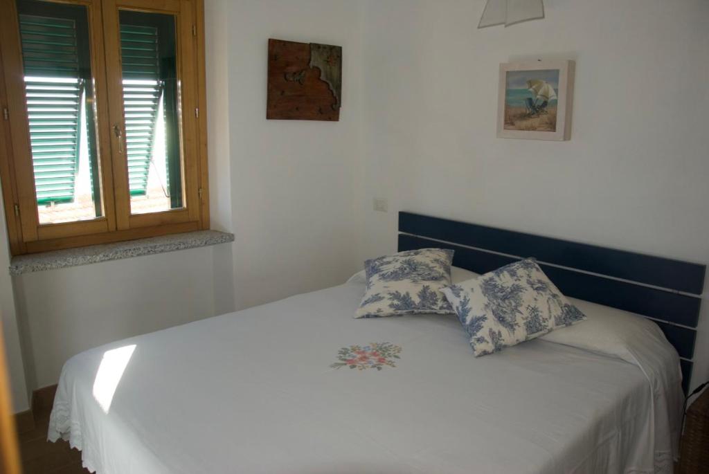 a bedroom with a bed with two pillows on it at Casa Guerrino in Chiessi