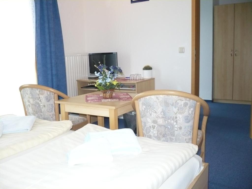 TV a/nebo společenská místnost v ubytování Hotel Pension Neptun