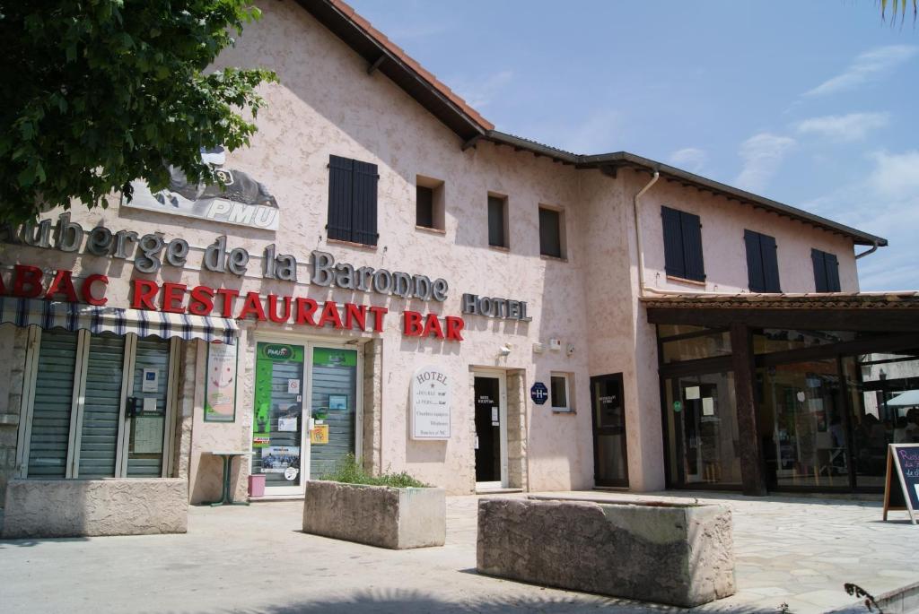 un edificio con un cartel en el costado en Auberge de la Baronne, en La Gaude