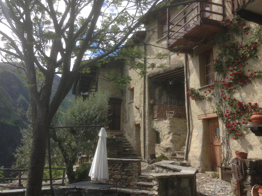 ein weißer Regenschirm vor einem Gebäude in der Unterkunft Casa Vacanze Roncaiola in Tirano