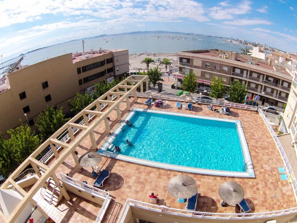 洛帕莞的住宿－阿瓜斯薩林納斯酒店，享有大楼游泳池的顶部景致